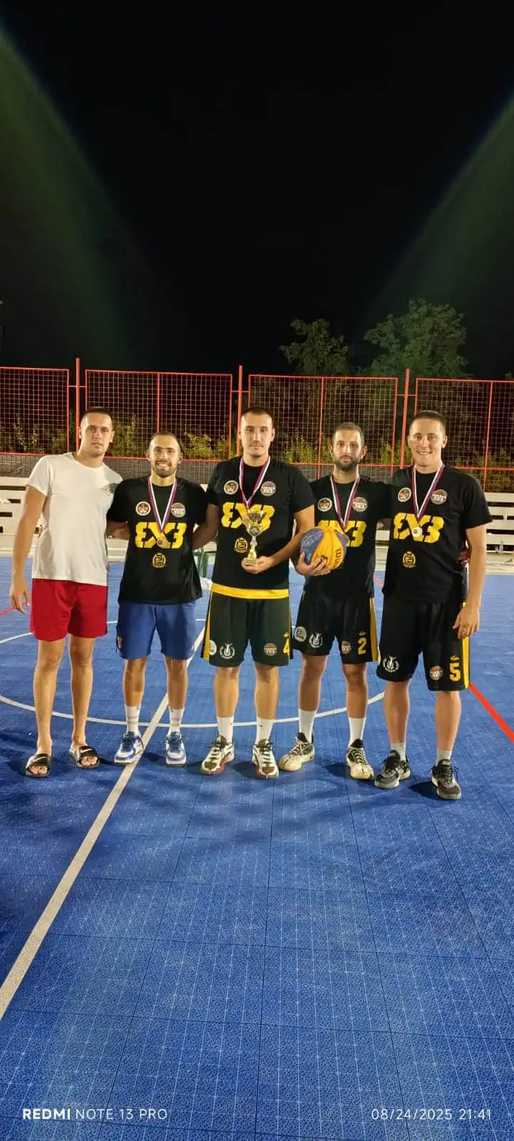 Ekipa sa medaljama i peharom